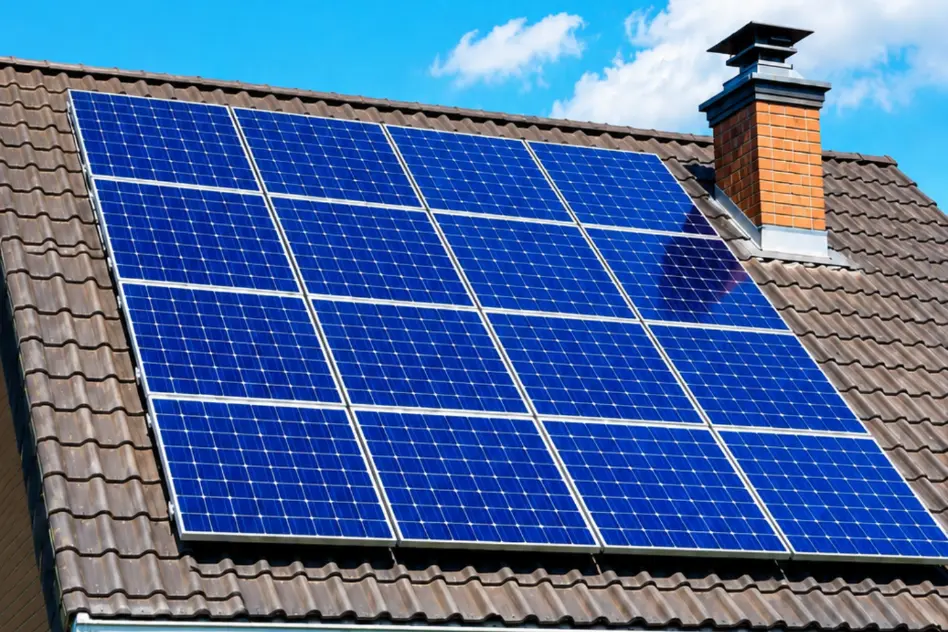 Instalación terminada de paneles solares sobre tejado de tejas